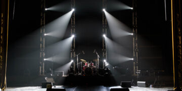 Koncerty w MCK Bełchatów. Co nas czeka w najbliższych miesiącach? - Kultura Scena z zestawem perkusyjnym w MCK Bełchatów przed koncertem