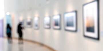 Świtezianka i Noc Kupały. Tradycyjne Inspiracje w nowoczesnej fotografii bełchatowskiej - Kultura Widok na wystawę fotograficzną w Galerii 'Na Piętrze' w Bełchatowie, z pracami Bełchatowskiego Towarzystwa Fotograficznego i Jaro Sýkory.