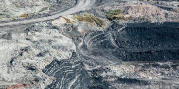 Punkty widokowe w okolicach Bełchatowa. Sprawdź gdzie zobaczyć niecodzienne krajobrazy - Turystyka i rekreacja Panoramiczny widok na kopalnię węgla brunatnego Bełchatów z działającymi koparkami odkrywkowymi i taśmociągami transportującymi węgiel.