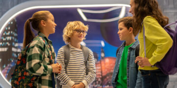 Dzieci eksplorują interaktywne wystawy w muzeum PGE Giganty Mocy.