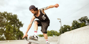 Natolatek wykonujący ewolucję na deskorolce na Skateplazie w Bełchatowie.