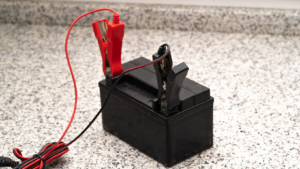 Podpięty pod prostownik akumulator