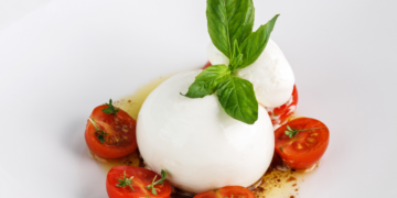 Burrata podana z pomidorami
