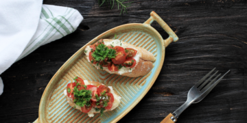 Kanapki przygotowane z pastą z suszonych pomidorów